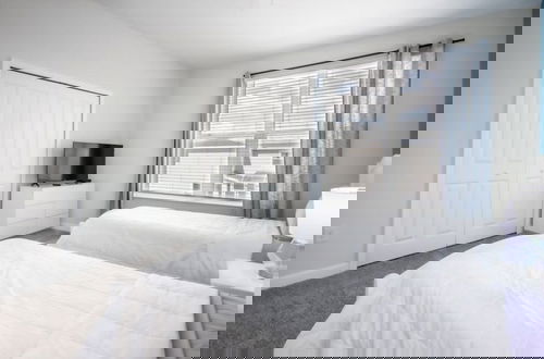 Foto 11 - Beautiful 5 Bed Villa With Game Room And Pool 5 Bedroom Home by RedAwning