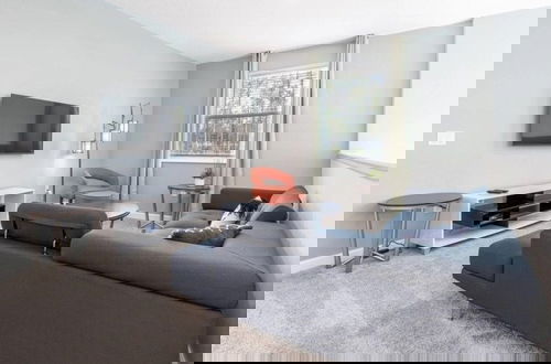 Foto 17 - Beautiful 5 Bed Villa With Game Room And Pool 5 Bedroom Home by RedAwning