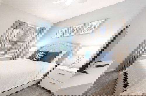 Foto 7 - Beautiful 5 Bed Villa With Game Room And Pool 5 Bedroom Home by RedAwning