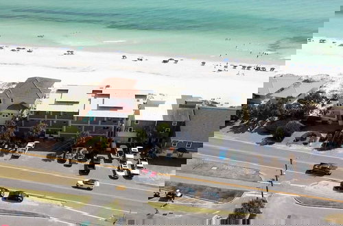 Foto 11 - Backyard Beach by Avantstay Oceanfront Destin Paradise