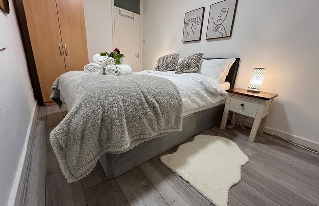 Elegant 3 Bedroom Flat with Garden Oasis - Foto 10