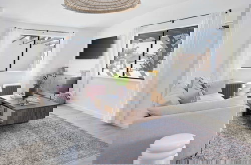 Foto 15 - Carmella by Avantstay Modern Jtree Home w/ Large Outdoor Area!