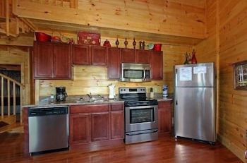 Photo 4 - Heavenly View 2 Bedroom Cabin by RedAwning