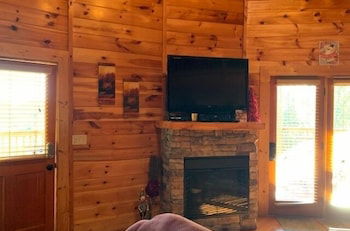 Photo 15 - Heavenly View 2 Bedroom Cabin by RedAwning