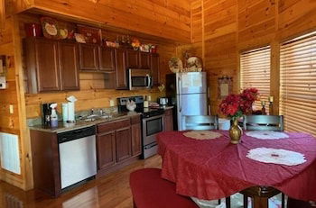 Photo 5 - Heavenly View 2 Bedroom Cabin by RedAwning