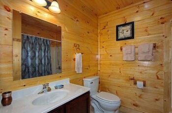 Photo 10 - Heavenly View 2 Bedroom Cabin by RedAwning