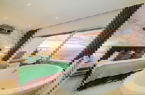 Foto 4 - Stylish Holiday Apartment w Private Pool 180 Views Malibu