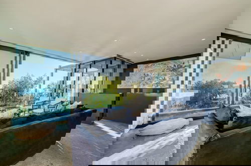 Foto 2 - Unique Camps Bay Apartment w Private Pool Coral Sea