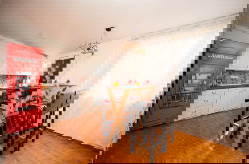 Photo 5 - Authentic Design 2bdr Apartment in Old Town