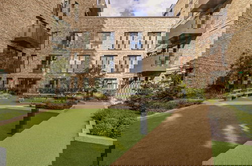 Foto 40 - Luxury Spacious Flat With Communal Gardens Parking