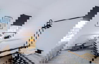 Foto 2 - Modern & Chic Four Bedroom Home
