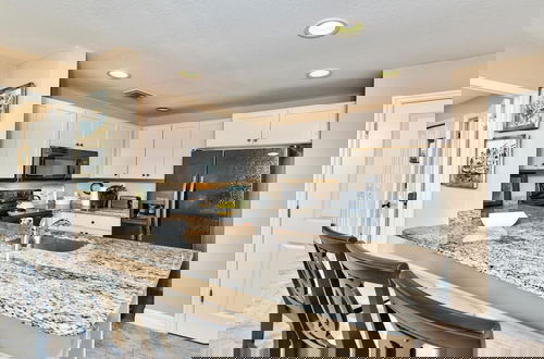 Foto 4 - Le Monaco - Romantic 1 BR Condo Steps from 5th Ave S. Chic Coastal Retreat with King Bed and Beach Access. Perfect Location for Couples Near Dining, Shopping, and Naples Beach