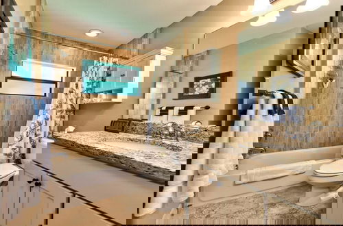 Foto 9 - Le Monaco - Romantic 1 BR Condo Steps from 5th Ave S. Chic Coastal Retreat with King Bed and Beach Access. Perfect Location for Couples Near Dining, Shopping, and Naples Beach