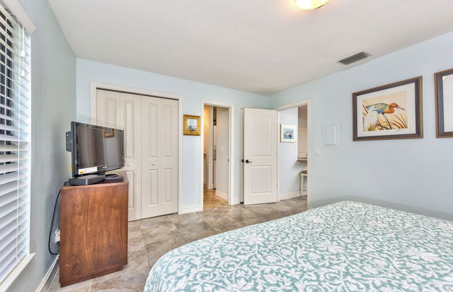 Le Monaco - Romantic 1 BR Condo Steps from 5th Ave S. Chic Coastal Retreat with King Bed and Beach Access. Perfect Location for Couples Near Dining, Shopping, and Naples Beach - Foto 5
