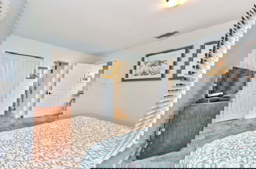 Foto 5 - Le Monaco - Romantic 1 BR Condo Steps from 5th Ave S. Chic Coastal Retreat with King Bed and Beach Access. Perfect Location for Couples Near Dining, Shopping, and Naples Beach