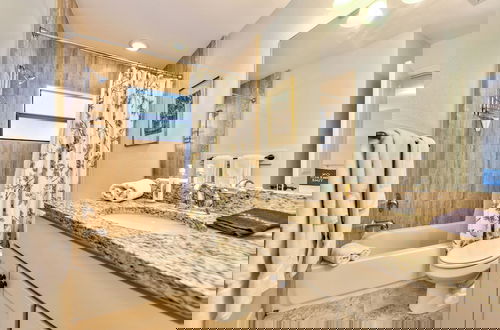 Foto 16 - Le Monaco - Romantic 1 BR Condo Steps from 5th Ave S. Chic Coastal Retreat with King Bed and Beach Access. Perfect Location for Couples Near Dining, Shopping, and Naples Beach