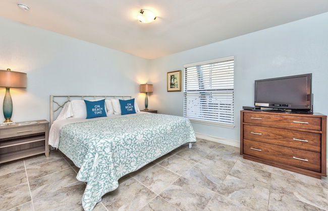 Le Monaco - Romantic 1 BR Condo Steps from 5th Ave S. Chic Coastal Retreat with King Bed and Beach Access. Perfect Location for Couples Near Dining, Shopping, and Naples Beach - Foto 4