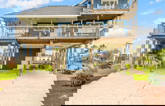 Photo 1 - Backyard Oasis Hot Tub and 2 Shaded Decks