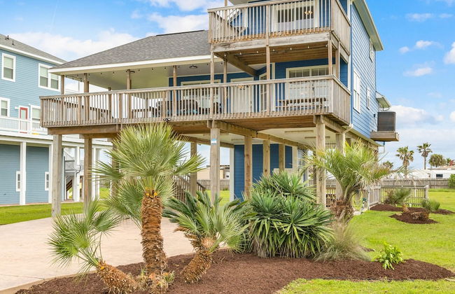 Backyard Oasis Hot Tub and 2 Shaded Decks - Photo 2