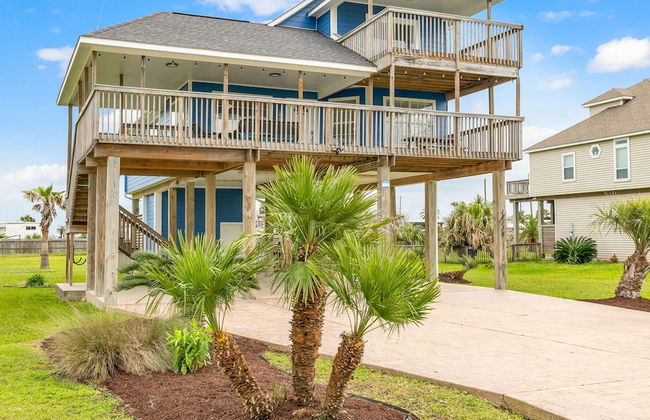 Backyard Oasis Hot Tub and 2 Shaded Decks - Photo 3