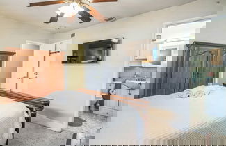Foto 2 - Beautiful Comfy Home With Private Hot Tub Close To Beach 2 Bedroom Home by RedAwning