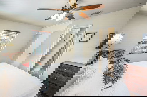 Foto 3 - Beautiful Comfy Home With Private Hot Tub Close To Beach 2 Bedroom Home by RedAwning