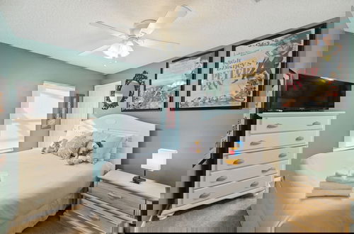Foto 4 - Vacation Resort Home Right Outside Of Disney World Parks With Private Pool 4 Bedroom Home by RedAwning