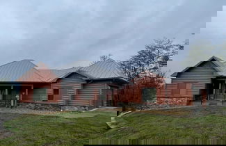 Foto 1 - Nature lovers dream! Steps from fishing plus 140 acres of hiking! 4 Bedroom Home by RedAwning