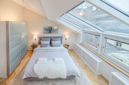 Photo 3 - Venus Apartments - Deluxe Loft Skylit