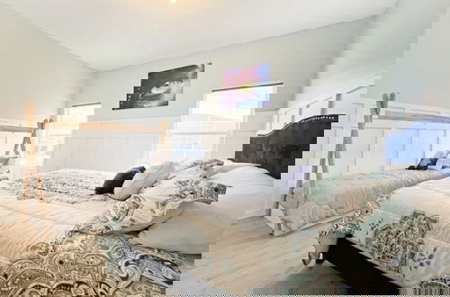 Foto 5 - Secret Tunnel House 6 Bedroom Home by RedAwning