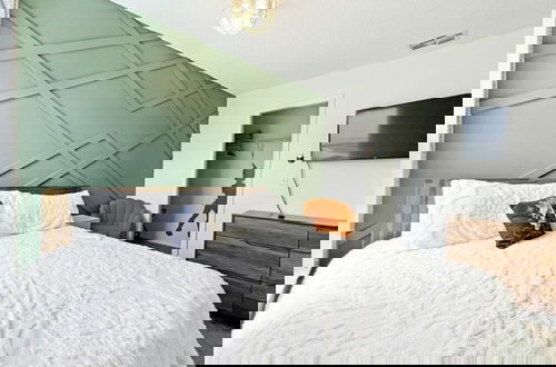 Foto 3 - Secret Tunnel House 6 Bedroom Home by RedAwning