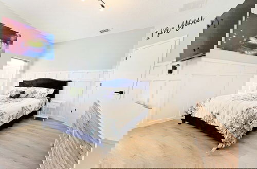 Foto 4 - Secret Tunnel House 6 Bedroom Home by RedAwning