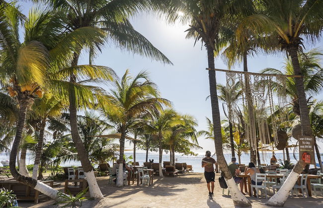 Three Bedroom Condo Steps From the Beach - Foto 19