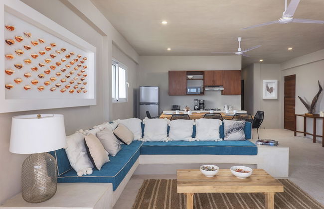 Three Bedroom Condo Steps From the Beach - Foto 18