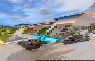Foto 1 - NEW 6BR Villa w Pool Across Street Palmbeach