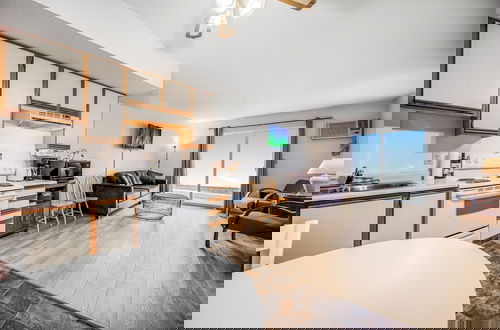 Photo 4 - Shoreline Escape. Suite on the Lake