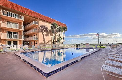 Foto 10 - Central Cocoa Beach Condo w/ View, Steps to Beach