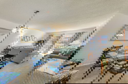 Foto 3 - Central Cocoa Beach Condo w/ View, Steps to Beach