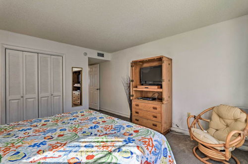 Foto 4 - Central Cocoa Beach Condo w/ View, Steps to Beach