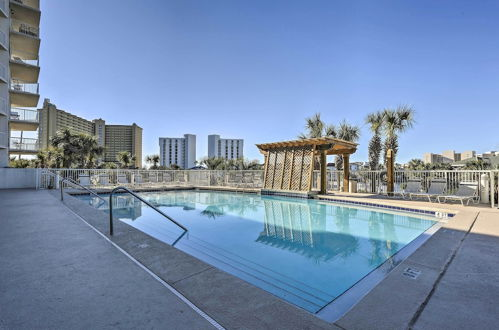Foto 17 - High-rise Destin Condo w/ Balcony + Pool View