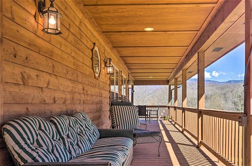 Foto 16 - Burnsville Cabin w/ Wraparound Deck & Mtn View