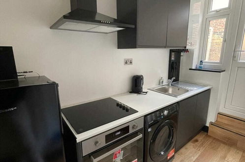 Photo 4 - Compact Studio Flat - 12 Minutes From Shoreditch