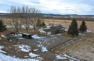 Photo 2 - Charming Joliet Ranch House on a Working Farm