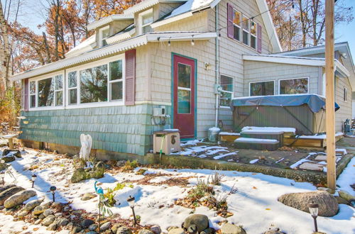 Foto 16 - Colorful Cottage w/ Hot Tub - Steps to Long Lake