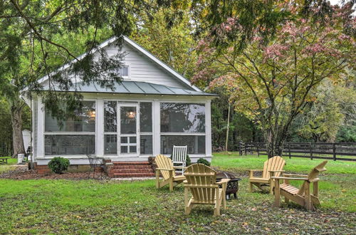 Foto 9 - Restored 1920's Cottage on 1 Acre w/ Fire Pit