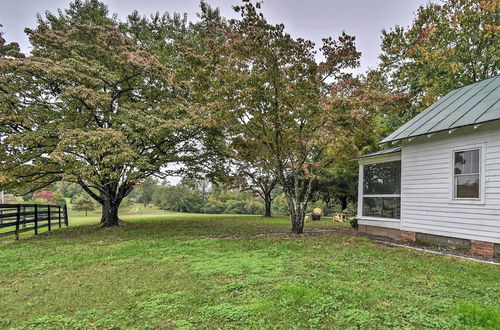 Foto 15 - Restored 1920's Cottage on 1 Acre w/ Fire Pit