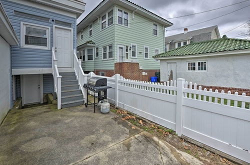 Foto 29 - Beautifully Renovated Beach House w/ Fenced Patio