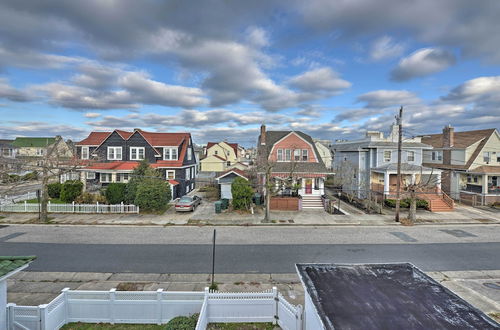 Foto 14 - Beautifully Renovated Beach House w/ Fenced Patio