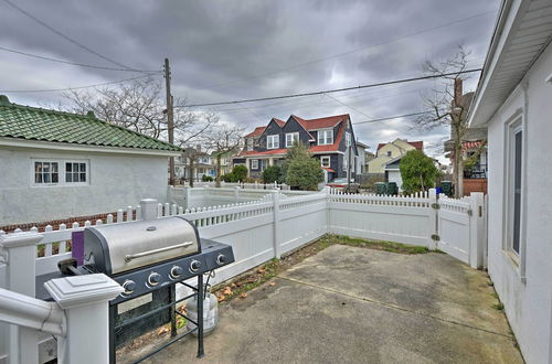 Foto 20 - Beautifully Renovated Beach House w/ Fenced Patio