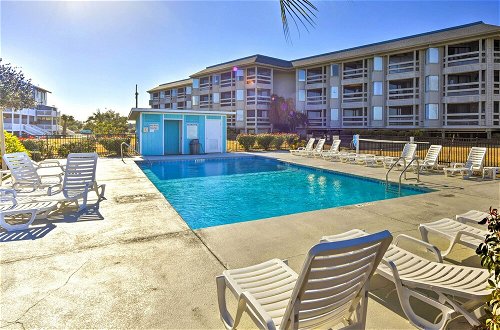 Foto 38 - Beachfront Oasis: Condo w/ Deck + Pool Access